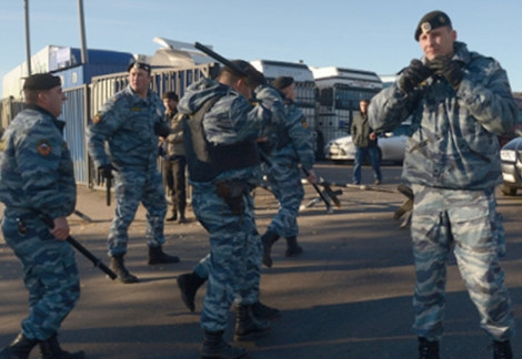 Cảnh sát Moscow bắt thẩm vấn 1.200 người trong chiến dịch kiểm tra cơ sở rau quả ở khu vực Tây Biryulevo.