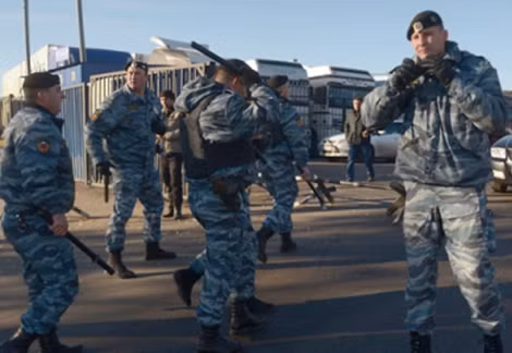 Cảnh sát Moscow bắt thẩm vấn 1.200 người trong chiến dịch kiểm tra cơ sở rau quả ở khu vực Tây Biryulevo.