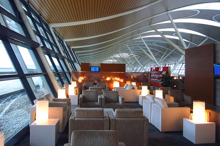 Ngồi trong những phòng chờ như thế này ở sân bay Hong Kong, hành khách cảm thấy thời gian chờ đợi trôi đi rất nhanh.