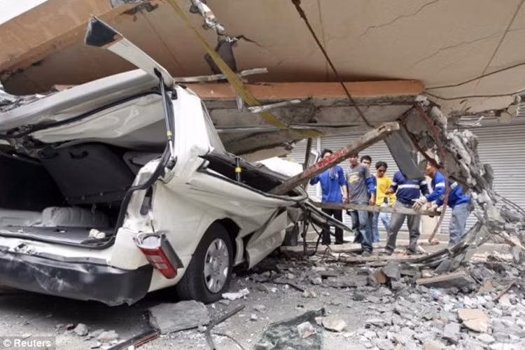 Một chiếc xe ở thành phố Cebu bị bẹp rúm do tảng bê tông rơi vào trong trận động đất.