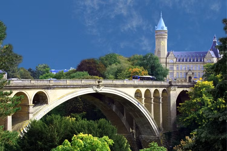 8. Luxembourg: Đất nước nhỏ xíu ở Châu Âu này là chủ nợ lớn thứ 8 của Mỹ, với 144,7 tỷ USD và chiếm 1,3% tổng số nợ công 11.560 tỷ USD.