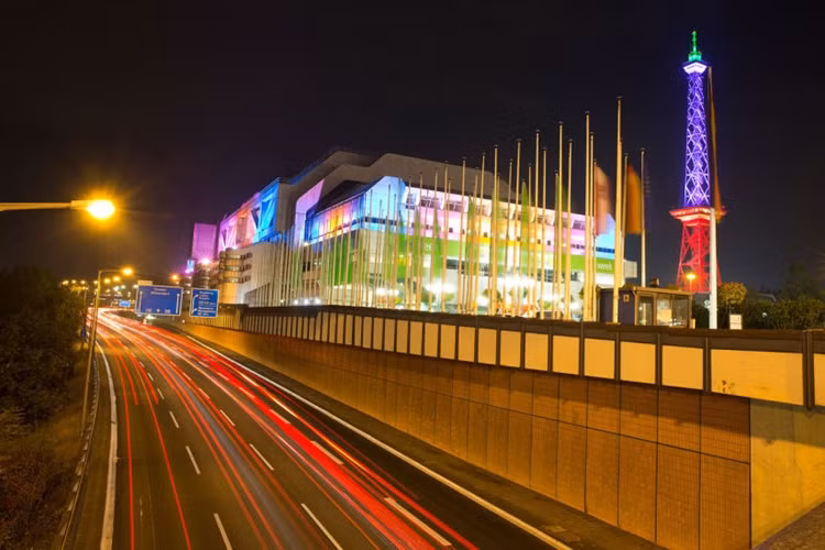 Trung tâm hội nghị-triển lãm ICC cạnh tháp phát thanh cũng được khoác trên mình "bộ cánh ánh sáng" lung linh sắc màu.