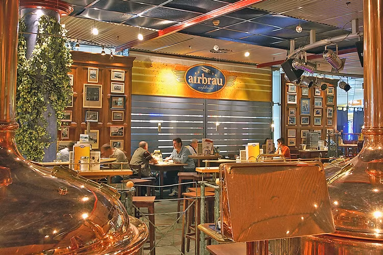 Tại sân bay Munich, du khách cơ hội thưởng thức loại bia tuyệt hảo tại Airbräu và thời gian trôi đi quá nhanh.