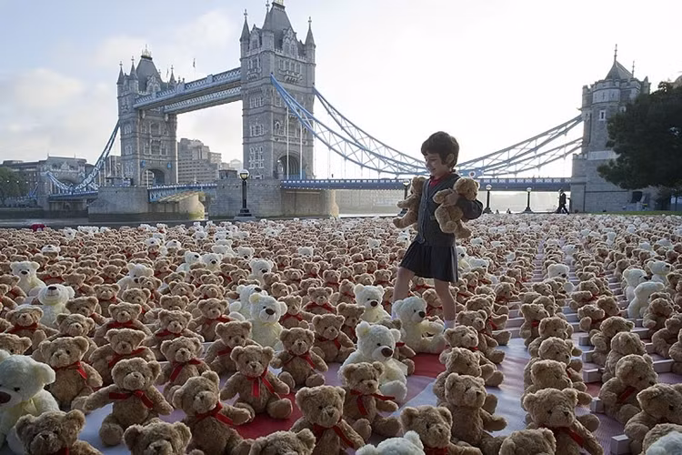 Bé gái 5 tuổi Cordillia góp thêm 2 chú gấu cho chiến dịch "Bảo vệ tương lai của chúng ta" ở London, Vương quốc Anh.