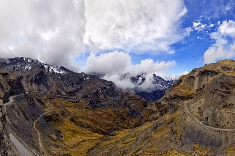 Xa lộ đi qua hẻm núi Abra la Cumbre, Bolivia, cao 4.725m, cao bằng đỉnh Mont Blanc ở Châu Âu.