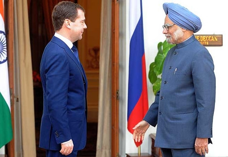Thủ tướng Nga D. Medvedev (trái) và Thủ tướng Ấn Độ M. Singh.
