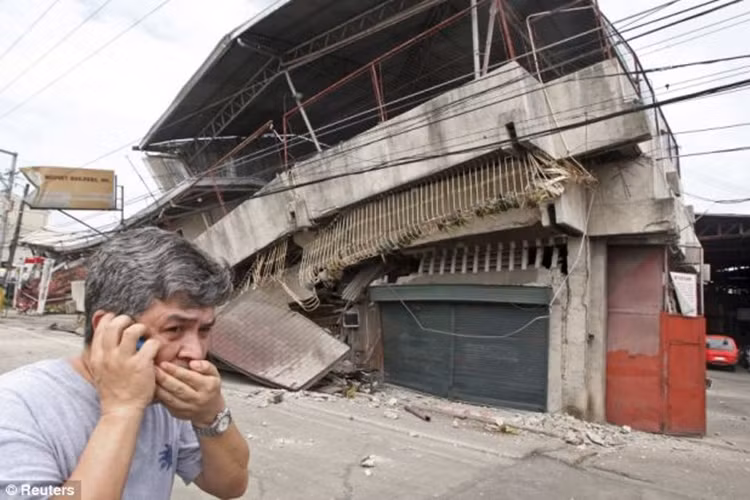 Tâm chấn của trận động đất 7,2 độ Richter là thị trấn Carmen ở đảo Bohol. Trong ảnh là cảnh đổ nát ở thành phố Cebu.