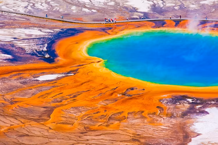 Hồ ngũ sắc ở Công viên Quốc gia Yellowstone, Mỹ.
