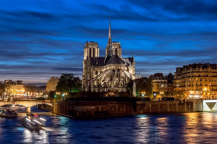 Một góc nhìn mới về Nhà thờ Đức Bà ở thủ đô Paris.