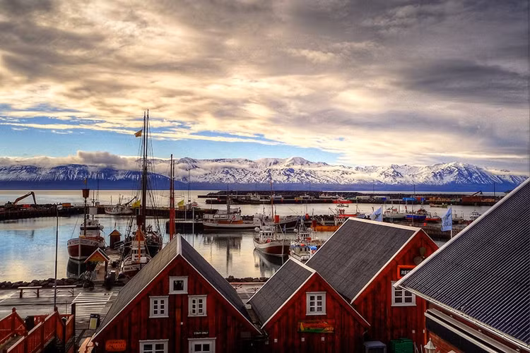 Phong cảnh Húsavík trên bờ biển mạn Bắc Iceland.