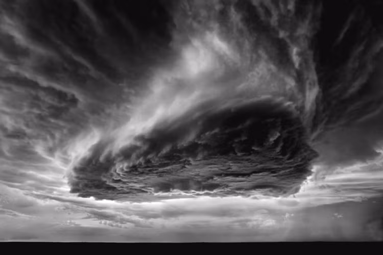 "Mây thăng hoa" ở Clayton, New Mexico. Với niềm đam mê với giông bão, Mitch Dobrower đã theo kịp các thần tượng của ông là các bậc thầy chụp ảnh thiên nhiên Ansel Adams và Minor White