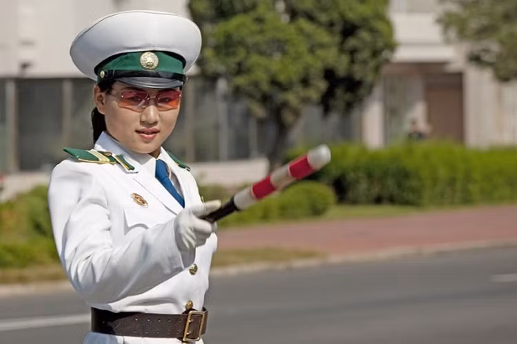 Thay vì sử dụng đèn tín hiệu, Triều Tiên sử dụng các nữ cảnh sát giao thông xinh đẹp điều khiển xe cộ qua lại.