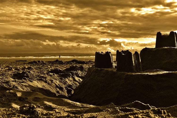 Những lâu đài cát trên Vịnh Croyde, Devon.