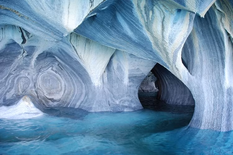 Nhà thờ bằng đá cẩm thạch do thiên nhiên tạo ra ở bờ biển Puerto Río Tranquilo, Chile.