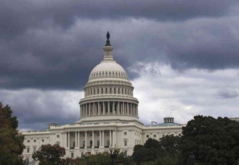 Mây đen bao phủ đồi Capitol, Washington.
