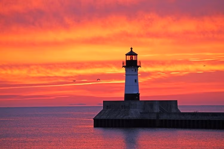 Bầu trời trên hồ Superior ở Minnesota, Mỹ rực rỡ vào lúc bình minh.