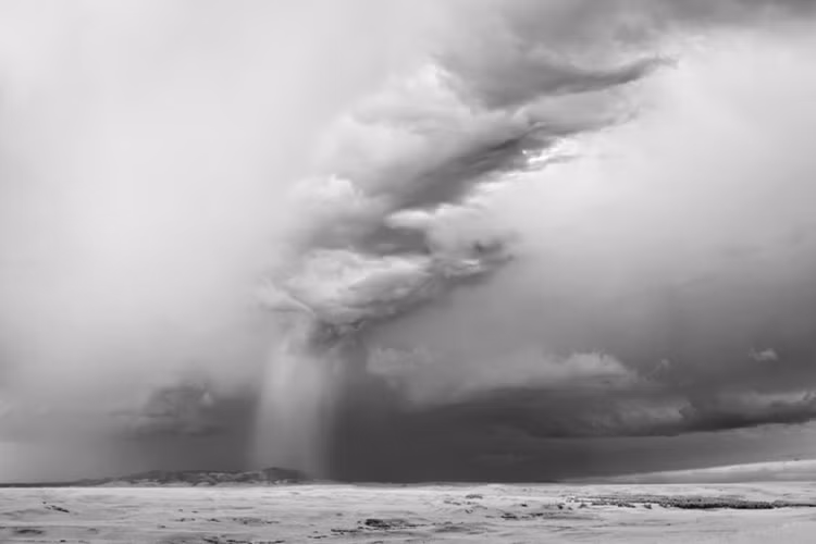 "Cột mây" ở Lewistown, Montana. Để chụp được bức ảnh này, Mitch Dobrower đã phải "phục kích" 5 ngày liên tục.