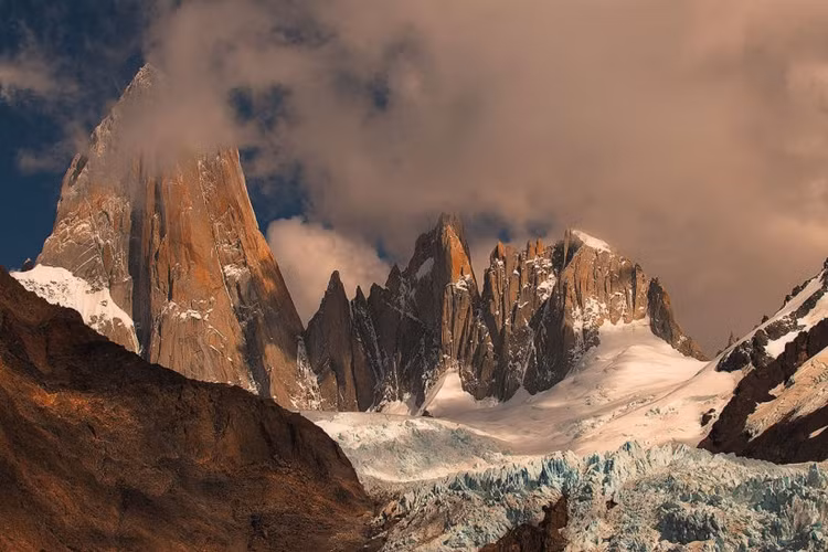 Đỉnh Fitz Roy ở Patagonia, Argentina, là một trong những đỉnh núi khó chinh phục nhất đối với cánh leo núi chuyên nghiệp trên toàn thế giới..