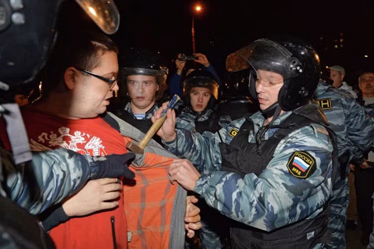 Cảnh sát phát hiện một kẻ quá khích mang theo hung khí.