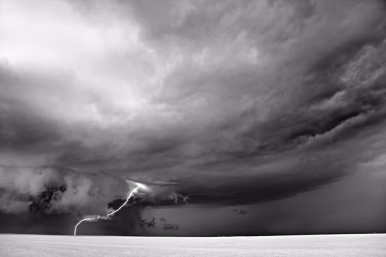 Để chụp được những bức ảnh này, Mitch Dobrowner đã phải vượt qua một chặng đường 8.000-10.000 km.