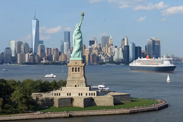 Tượng Nữ thần Tự do vốn là biểu tượng của New York nói riêng và của nước Mỹ nói chung. Thế nhưng, du khách hiện không thể leo lên ngắm toàn cảnh New York vì Nữ thần Tự do đã bị khóa cửa.