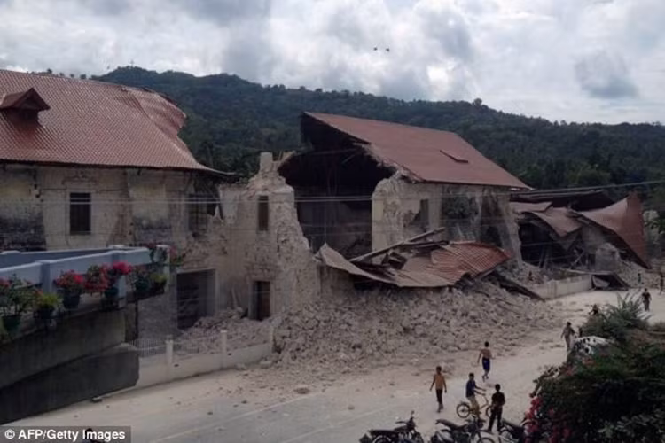 Theo ước tính sơ bộ, có ít nhất 85 người chết trong trận động đất vừa qua ở Philippines. Con số người chết thực tế có lẽ còn cao hơn nhiều.