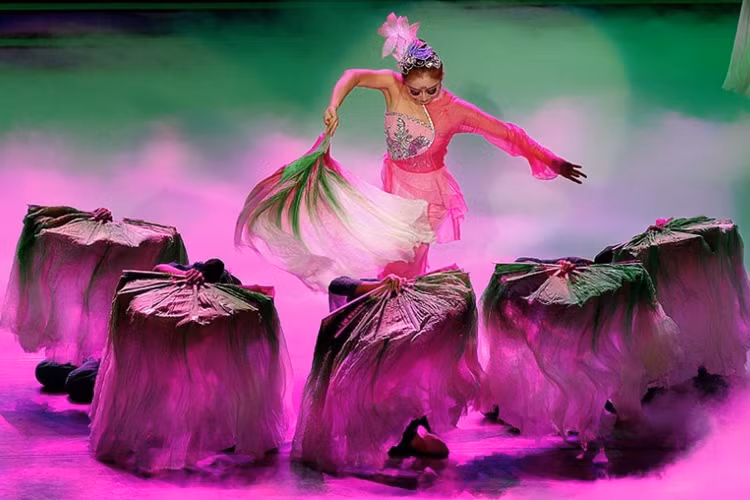 Biểu diễn nghệ thuật trong lễ bế mạc Thế vận hội Đông Á lần thứ 6 tại Thiên Tân, Trung Quốc.