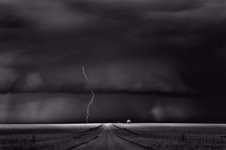 Con đường ở Guymon, Oklahoma là nơi Mitch Dobrower ghi lại vẻ đẹp hiếm thấy của giông bão trên cao nguyên.