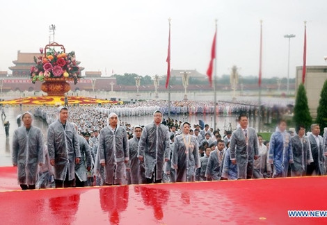 Nhiều lãnh đạo cao cấp của Trung Quốc đã đến dâng hoa trước Bia tưởng niệm Anh hùng nhân dân tại thủ đô Bắc Kinh.