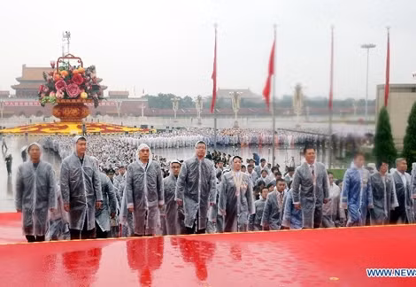 Nhiều lãnh đạo cao cấp của Trung Quốc đã đến dâng hoa trước Bia tưởng niệm Anh hùng nhân dân tại thủ đô Bắc Kinh.