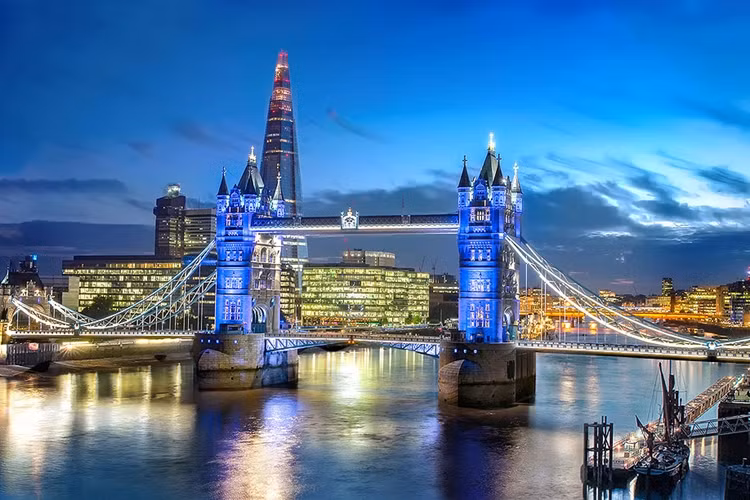 Biểu tượng Tower Bridge của thành phố London nhuốm sắc xanh trong ngày Hoàng tử nhỏ George chào đời.