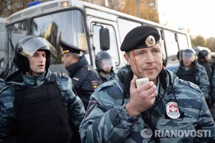 Nhiều cảnh sát chống bạo động đã bị thương trong cuộc trấn áp người biểu tình quá khích.