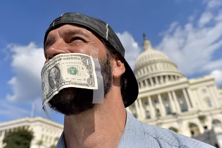 Một người biểu tình trước trụ sở Quốc hội Mỹ trên đồi Capitol.