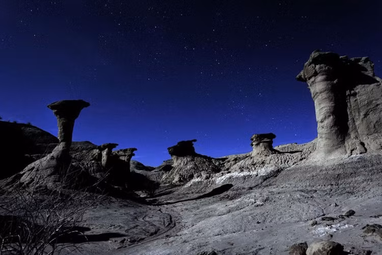 Phong cảnh Parque Triasico, Argentina, dưới ánh trăng.