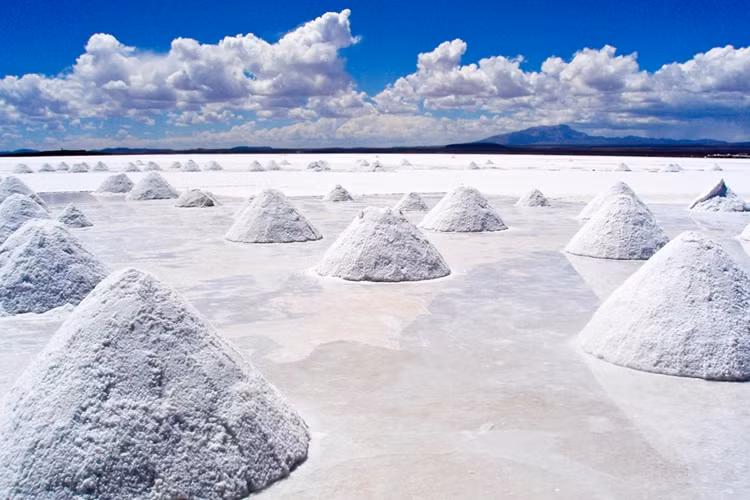 Hồ muối mênh mông trên lưng chừng trời Salar de Uyuni, Bolivia.