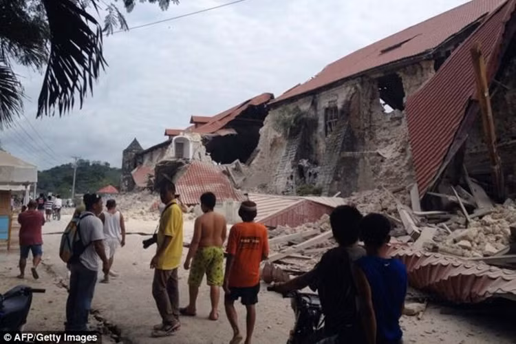 Một góc nhìn khác về nhà thờ đổ San Pedro ở thị trấn Loboc.