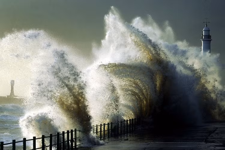 Gió to, sóng lớn tại Seaburn gần Sunderland, Vương quốc Anh.