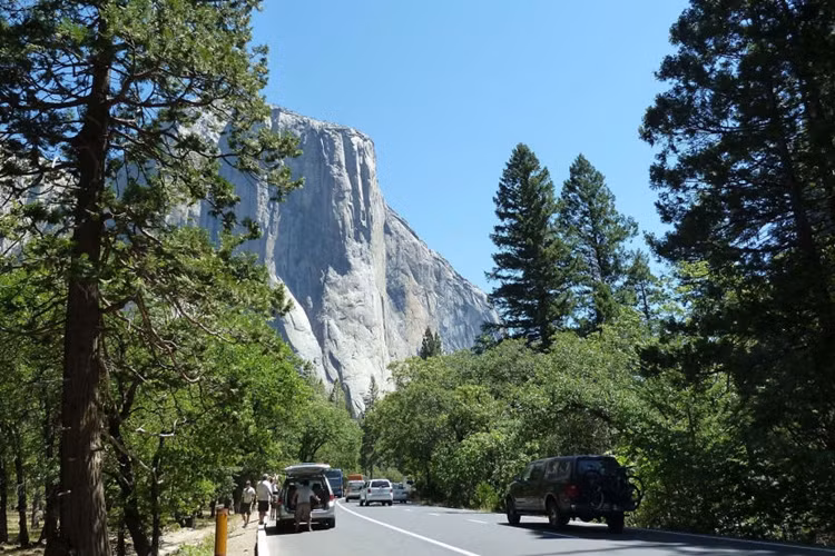 Công viên Quốc gia Yosemite ở California cũng chịu chung số phận hẩm hiu. Hàng năm, công viên này có tới 2 triệu lượt khách vãng lai.