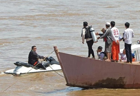 Tìm kiếm thi thể nạn nhân vụ máy bay ATR 72 của Lào rơi trên sông Mekong.