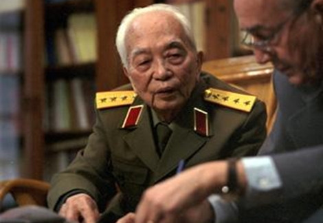 Đại tướng Võ Nguyên Giáp và nhà báo Pháp Jean-Claude Pomonti tại Hà Nội, tháng 4/2004.