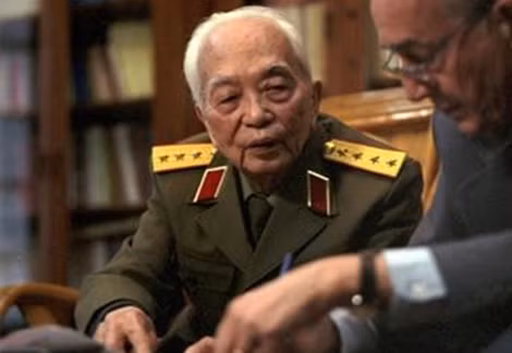 Đại tướng Võ Nguyên Giáp và nhà báo Pháp Jean-Claude Pomonti tại Hà Nội, tháng 4/2004.