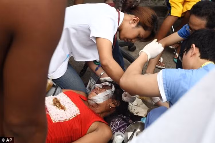 Bác sĩ chữa trị cho một phụ nữ tại Bệnh viện Vicente Sotto ở Cebu cũng bị hư hại bởi động đất.