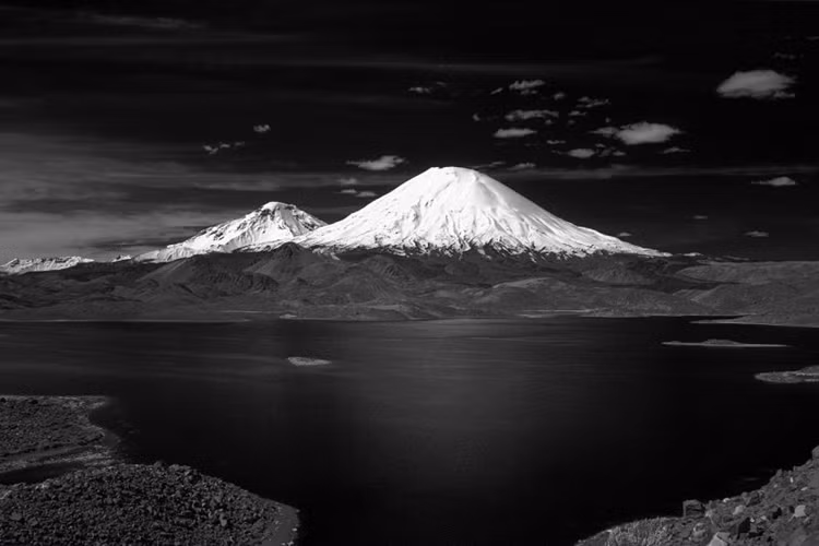 Núi lửa phủ băng tuyết Parinacota cao 6.300m ở Công viên quốc gia Chile.