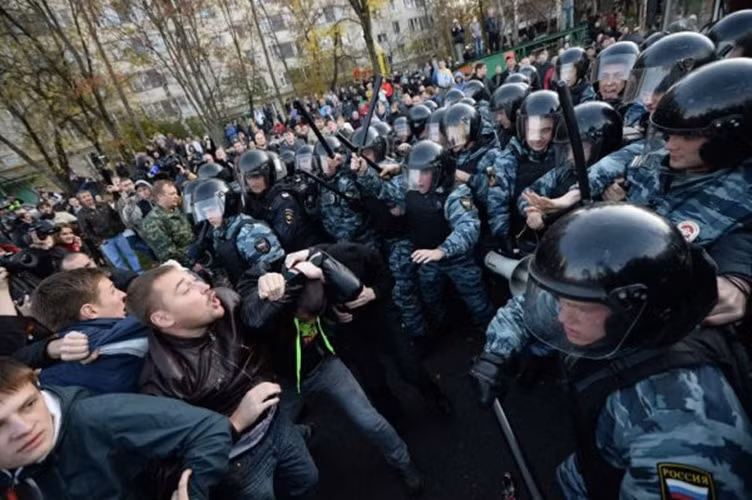 ...và hô vang khẩu hiệu dân tộc cực đoan “Nước Nga của người Nga”.