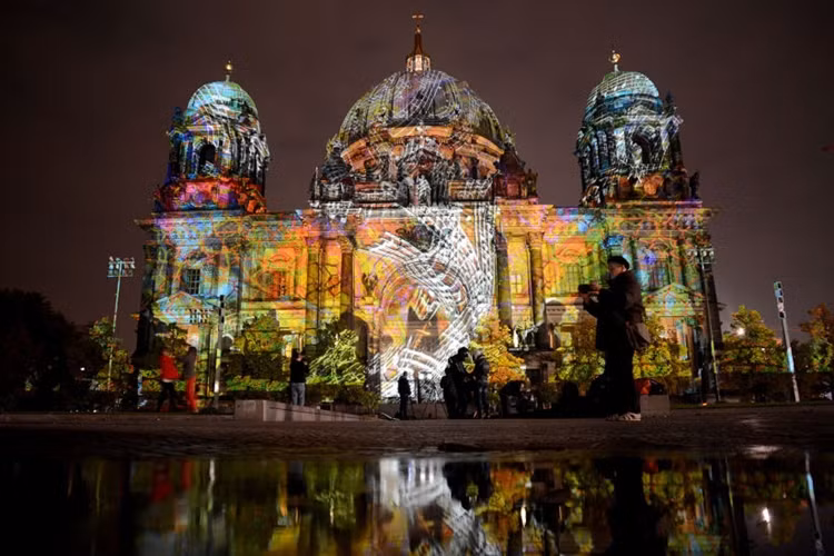 Lễ hội ánh sáng Berlin được khai mạc trước Berliner Dom, với kiệt tác âm nhạc Toccata của nhạc sĩ cổ điển Johann Sebastian Bach.
