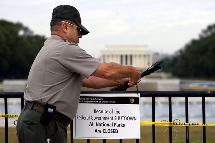 Treo biển đóng cửa trước tượng đài kỷ niệm Chiến tranh thế giới thứ II ở thủ đô Washington.