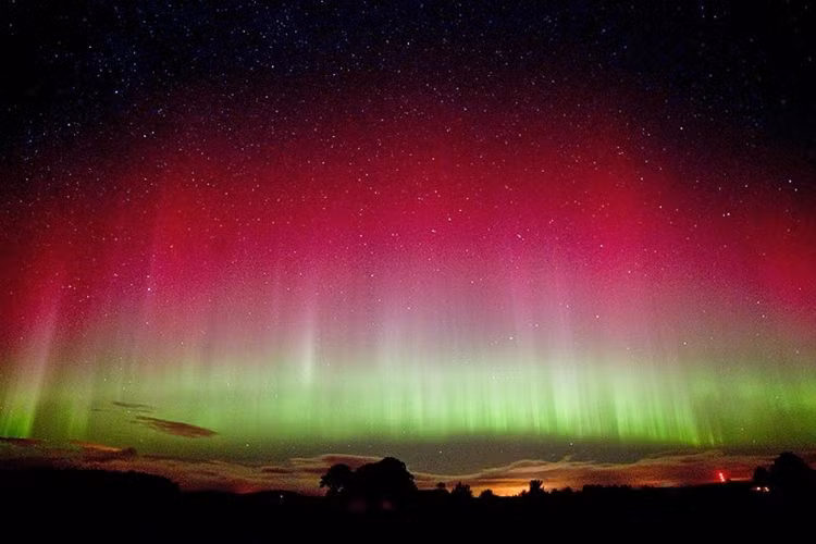Bắc Cực quang vô cùng ngoạn mục trên bầu trời Chapel of Garioch, gần thành phố Aberdeen, mạn bắc Scotland.