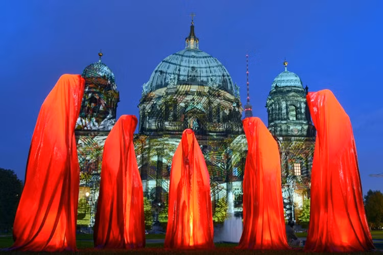 "Lính canh thời gian" là chủ đề chiếu sáng tại Nhà thờ lớn Berlin (Berliner Dom) gần Quảng trường Alexander ở trung tâm thủ đô Berlin.