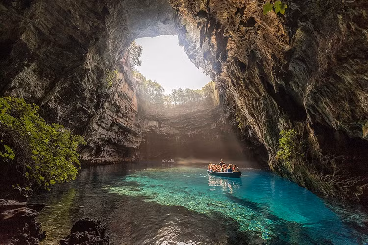 Động Melissani trên đảo Kefalonia, Hy Lạp.