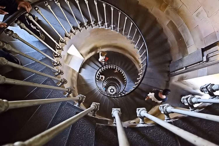 Vòng xoáy cầu thang của ngọn hải đăng Phare Des Balaines trên đảo Île de Ré, Pháp.